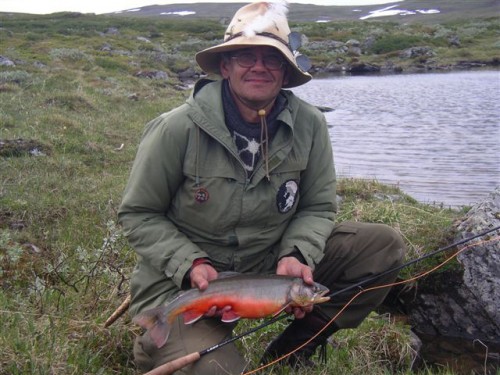 flugfiskevatten i fiskereportage på fisketidning naken i råsto