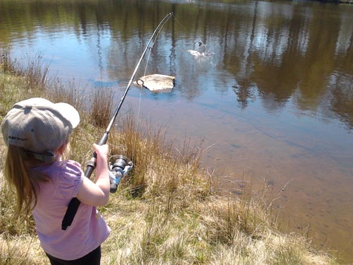 ebba visar vägen vid premiärfisket med en regnbåge i fisketidningen