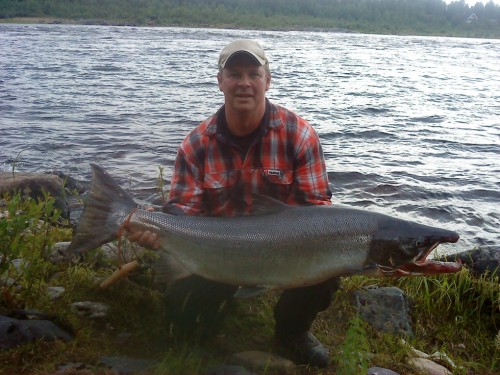 ett lyckat laxfiske med en lax på 18,4 kg i fisketidningen