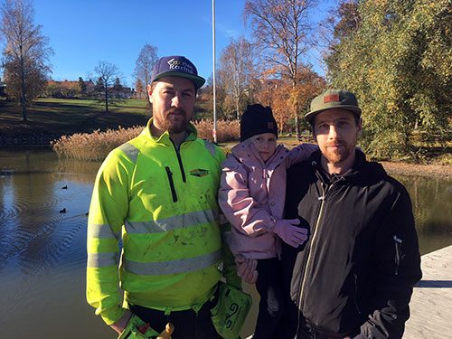 Karppi pelastajat Jimmy Persson, ja Patric Larsson, keskellä Patric tytär Ellie.