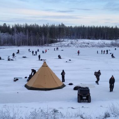 Premiären i Djuptjärn på webbtidningen Fiskemagasinet,se