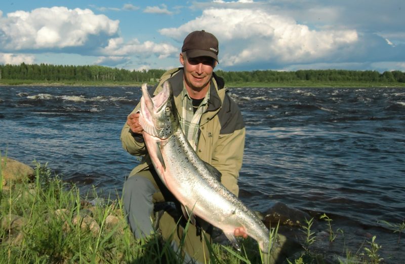 Jan Johansson med en lax på 12,5 kg tagen i Torneåälv.